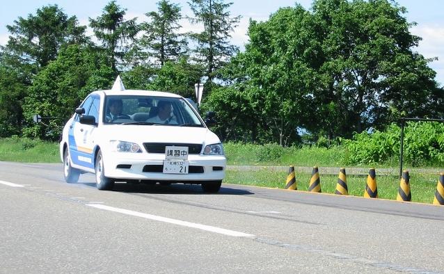 制動試験を行う教習車の写真