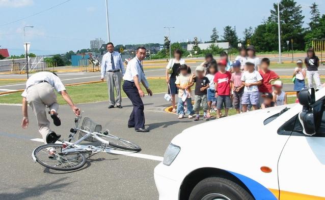 自転車と教習車の接触事故を再現する交通安全教室の実演