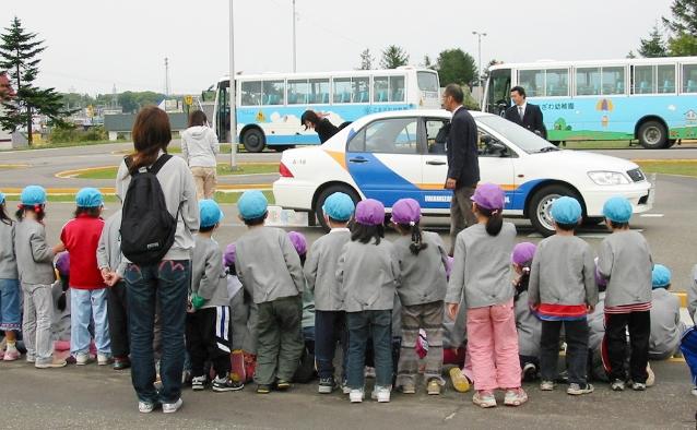 教習所で交通安全教室を受ける園児たちの後ろ姿