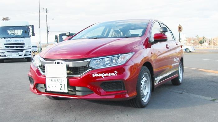 教習所で使用される赤いセダンタイプの教習車