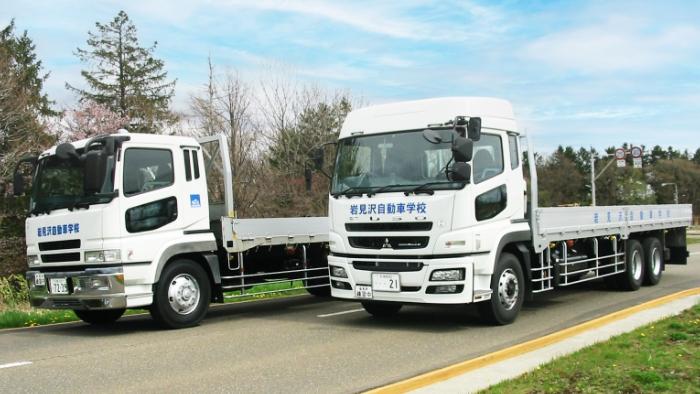 岩見沢自動車学校の大型トラック教習車2台の写真