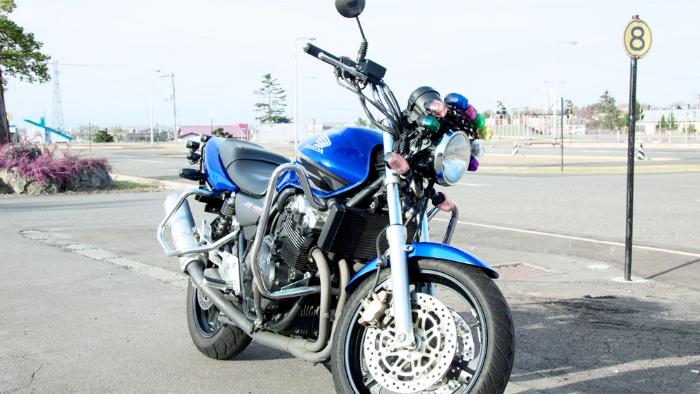 教習所で使用される青い大型二輪バイクの写真