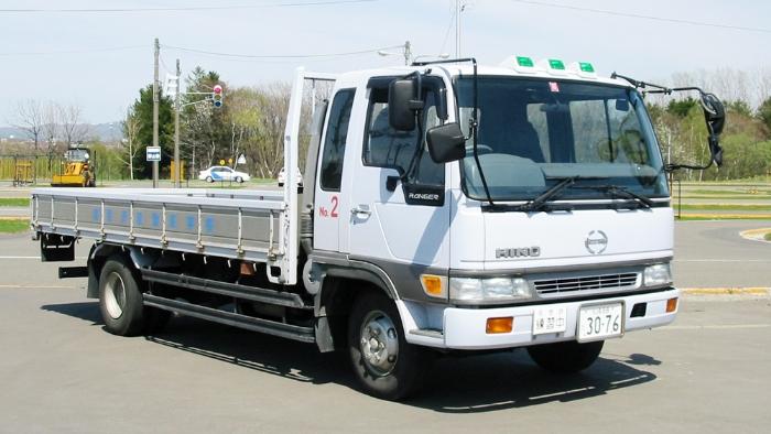 自動車教習所で使用される白い中型トラック教習車