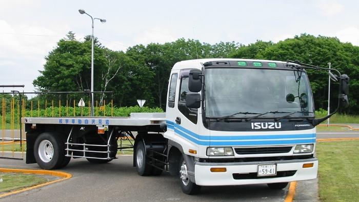 岩見沢自動車学校のけん引教習車トラックの写真