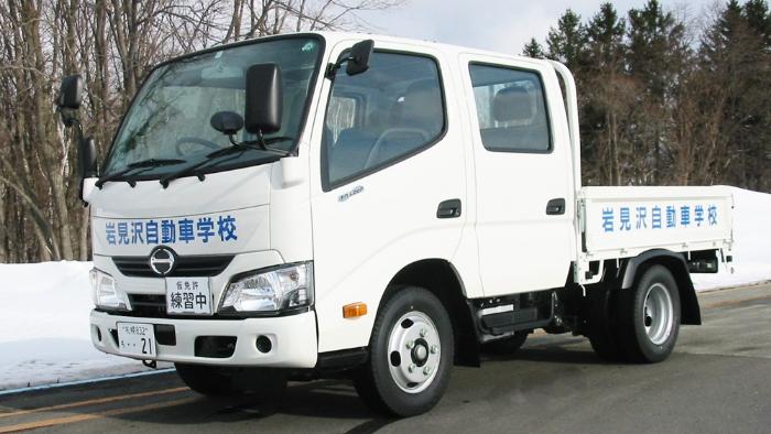 岩見沢自動車学校の小型トラック教習車の写真