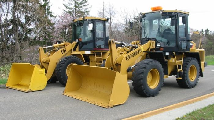 岩見沢自動車学校のホイールローダー教習車2台の写真